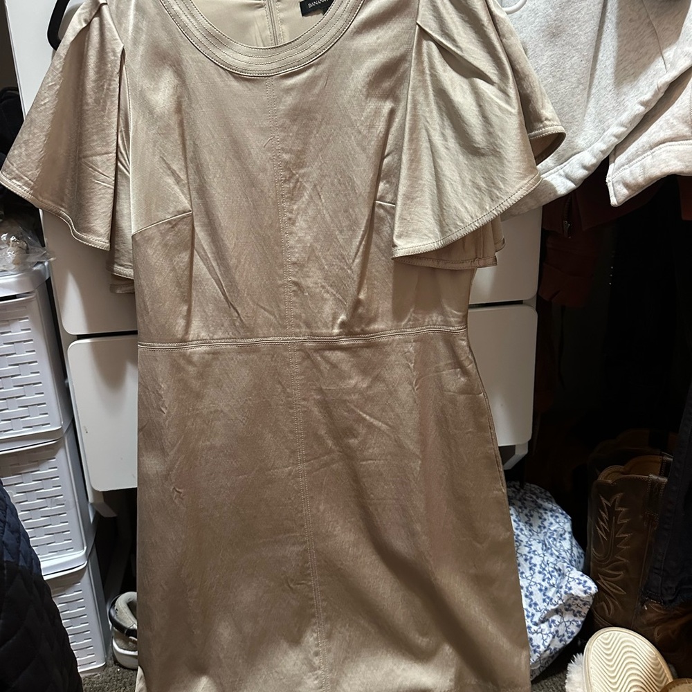 Banana Republic // Chic Gold Flutter Sleeve Dress // Muted Metallic // 8